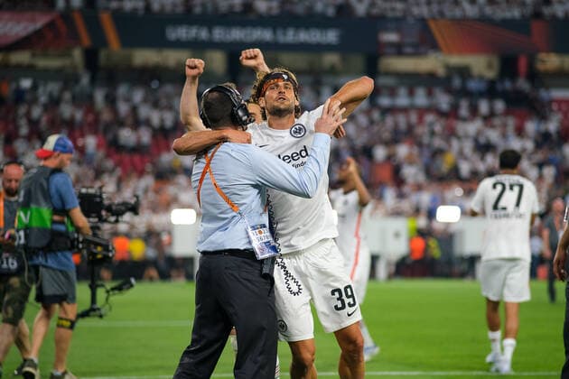 Goncalo Paciencia Eintracht Frankfurt, 39 celebrates with a Uefa staff member, Eintracht Frankfurt vs Glasgow Rangers, football, Europa League, final, season 2021 2022, 18 05 2022, Eintracht Frankfurt vs Glasgow Rangers, football, Europa League, final, season 2021 2022, 18 05 2022 Sevilla Copyright: xEibner-Pressefotox EP_MBL