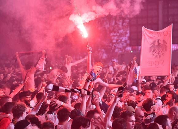 18 05 2022, xhbx, football UEFA Europa League Final 2022 public viewing, Eintracht Frankfurt Glasgow Rangers emspor, v l Eintracht Frankfurt fans cheer cheers, Bengalos, smoke DFL DFB REGULATES PROHIBIT ANY USE OF PHOTOGRAPHS as IMAGE SEQUENCES and or QUASI VIDEO Frankfurt am Main