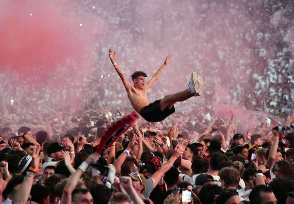 18 05 2022, xhbx, football UEFA Europa League Final 2022 Public Viewing, Eintracht Frankfurt Glasgow Rangers emspor, v l Eintracht Frankfurt fans cheering after end of match Bengalos, smoke DFL DFB REGULATES PROHIBIT ANY USE OF PHOTOGRAPHS as IMAGE SEQUENCES and or QUASI VIDEO Frankfurt am Main
