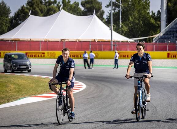 2022 05 19 10 45 50 BARCELONA Driver Nyck de Vries R of the Williams team explores the route ahead of the Spanish Grand Prix The 27 year old Dutchman drives for the first time in Formula 1 during the first free practice REMKO DE WAAL netherlands out belgium out Barcelona xVIxxIVx 448816765 originalFilename: 0159314996st.jpg