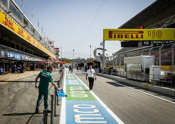2022 05 19 10 56 16 BARCELONA The pitlane with the garages of the different teams on the Circuit de Barcelona Catalunya on the Thursday before the Grand Prix of Spain REMKO DE WAAL netherlands out belgium out Barcelona xVIxxIVx 448824554 originalFilename: 0159320508st.jpg