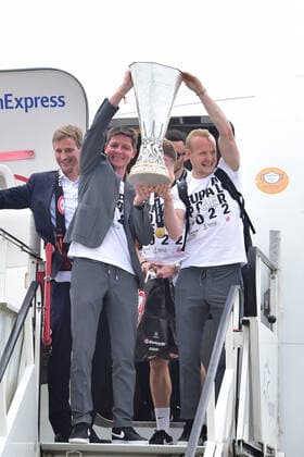 19 05 2022, xbrx, football UEFA Europa League, Eintracht Frankfurt arrival at emspor airport, v l Glasner, Oliver coach Eintracht Frankfurt , Rode, Sebastian 17 Eintracht Frankfurt , Pokal, Trophaee, Trophy DFL DFB REGULATIONS PROHIBIT ANY USE OF PHOTOGRAPHS as IMAGE SEQUENCES and or QUASI VIDEO Frankfurt am Main