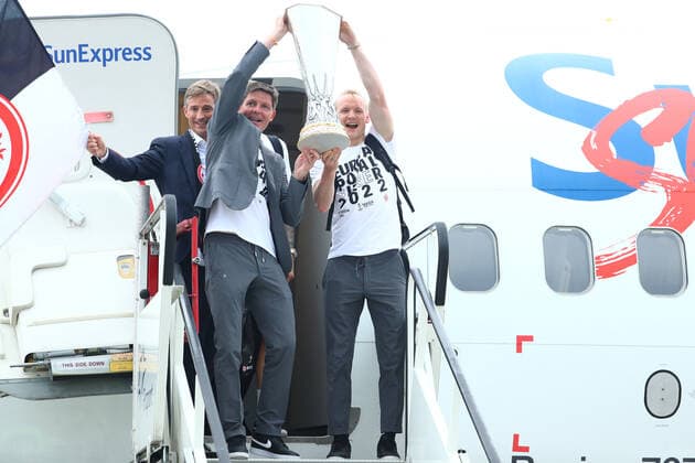 Coach Oliver Glasner left and Sebastian Rode with the trophy landing, arrival, reception and celebration of Europa League winner Eintracht Frankfurt, football 19 05 2022 landing, arrival, reception and celebration of Europa League winner Eintracht Frankfurt, football 19 05 2022 Frankfurt Copyright: xEibner-Pressefotox EP_RWS