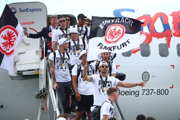 Eintracht Frankfurt team disembarks from the plane after landing at Frankfurt airport landing, arrival, reception and celebration of Europa League winner Eintracht Frankfurt, football 19 05 2022 landing, arrival, reception and celebration of Europa League winner Eintracht Frankfurt, football 19 05 2022 Frankfurt Copyright: xEibner-Pressefotox EP_RWS