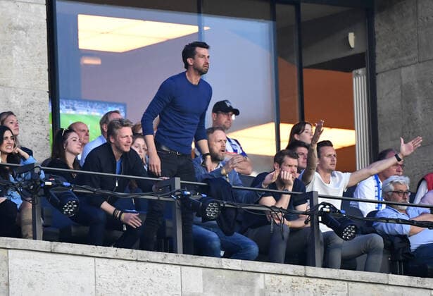 Football, men, season 2021 22, Relegation to 1 Bundesliga first leg , Hertha BSC Hamburger SV, sports director Jonas Boldt standing, HSV in the stands, 19 05 2022, Copyright: xSebastianxRäppoldx xMatthiasxKochx