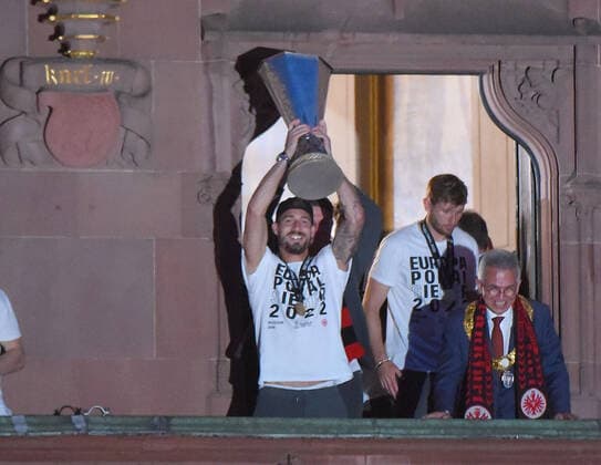 19 05 2022, xhbx, football UEFA Europa League, Eintracht Frankfurt reception at Römer emspor, v l Kevin Trapp Eintracht Frankfurt with trophy DFL DFB REGULATES PROHIBIT ANY USE OF PHOTOGRAPHS as IMAGE SEQUENCES and or QUASI VIDEO Frankfurt on the Main