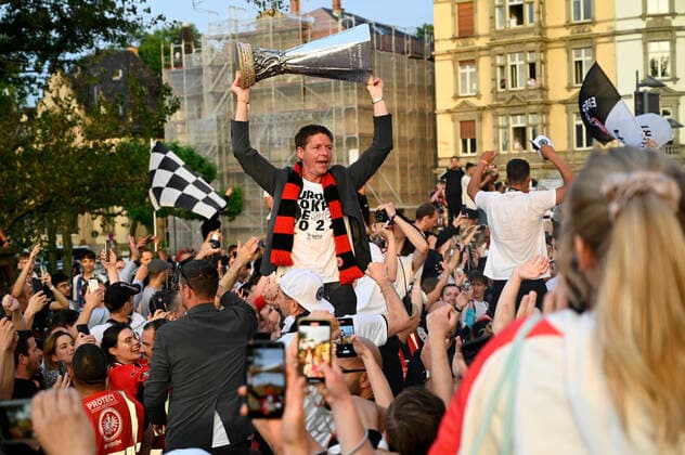 European Cup Winner 2022 Eintracht Frankfurt 19 05 2022 Frankfurt Uefa Euro League Winner Eintracht Frankfurt comes back to Frankfurt In the picture Autocorso with the team drives over the Untermain bridge, Oliver Glasner with the cup Frankfurt Frankfurt Hessen Germany