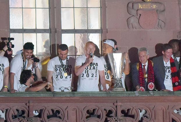 19 05 2022, xhbx, football UEFA Europa League, Eintracht Frankfurt reception at Römer emspor, v l team, players of Eintracht Frankfurt , Sebastian Rode Eintracht Frankfurt DFL DFB REGULATIONS PROHIBIT ANY USE OF PHOTOGRAPHS as IMAGE SEQUENCES and or QUASI VIDEO Frankfurt am Main