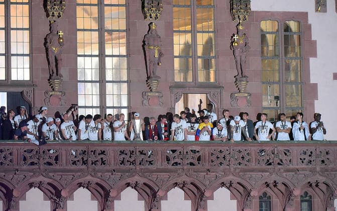 19 05 2022, xhbx, football UEFA Europa League, Eintracht Frankfurt reception at Römer emspor, v l team, players of Eintracht Frankfurt DFL DFB REGULATIONS PROHIBIT ANY USE OF PHOTOGRAPHS as IMAGE SEQUENCES and or QUASI VIDEO Frankfurt am Main