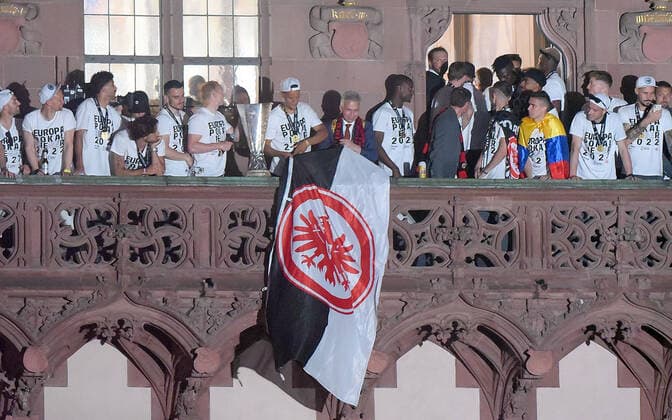 19 05 2022, xhbx, football UEFA Europa League, Eintracht Frankfurt reception at Römer emspor, v l team, players of Eintracht Frankfurt DFL DFB REGULATIONS PROHIBIT ANY USE OF PHOTOGRAPHS as IMAGE SEQUENCES and or QUASI VIDEO Frankfurt am Main