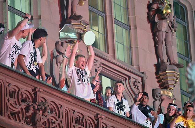 19 05 2022, xfux, football UEFA Europa League, Eintracht Frankfurt empfang am Römer emspor, v l Martin Hinteregger Eintracht Frankfurt zautz mit pokal DFL DFB REGULATIONS PROHIBIT ANY USE OF PHOTOGRAPHS as IMAGE SEQUENCES and or QUASI VIDEO Frankfurt am Main