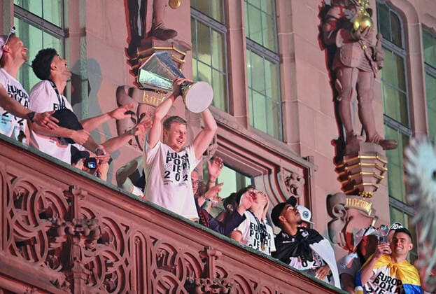 19 05 2022, xfux, football UEFA Europa League, Eintracht Frankfurt empfang am Römer emspor, v l Martin Hinteregger Eintracht Frankfurt zautz mit pokal DFL DFB REGULATIONS PROHIBIT ANY USE OF PHOTOGRAPHS as IMAGE SEQUENCES and or QUASI VIDEO Frankfurt am Main