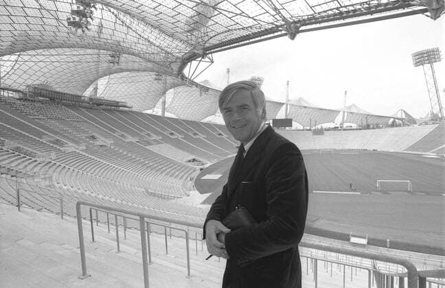 ARCHIVFOTO: Vor 50 Jahren, am 26. Mai 1972, wird das Muenchener Olympiastadion eroeffnet, 01SN_FUCHSBERGER310572SP.jpg Joachim FUCHSBERGER, Deutschland, Moderator, Sportreporter, hier im Muenchener Olympiastadion, halbe Figur, Querformat, 31.05.1972. Â *** ARCHIVE PHOTO 50 years ago, on 26 May 1972, the Munich Olympic Stadium is opened, 01SN FUCHSBERGER310572SP jpg Joachim FUCHSBERGER, Germany, presenter, sports reporter, here in the Munich Olympic Stadium, half figure, landscape format, 31 05 1972 Â