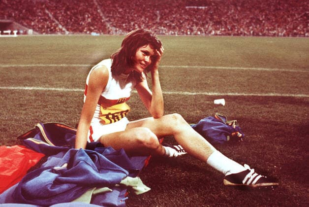 ARCHIVFOTO: Vor 50 Jahren, am 26. Mai 1972, wird das Muenchener Olympiastadion eroeffnet, Ulrike MEYFARTH, Leichtathletin, Leichtathletik, Hochsprung, Hochspringerin, Olympiasiegerin 1972, sitzt auf dem Rasen im Olympiastadion, ganze Figur, Ganzkoerper, Querformat, Olympische Sommerspiele 1972 in Muenchen vom 26.08. - 11.09.1972, Spiele 72 der XX. Olympiade, Â *** ARCHIVE PHOTO 50 years ago, on 26 May 1972, the Olympic Stadium in Munich is opened, Ulrike MEYFARTH, track and field athlete, high jump, high jumper, Olympic champion 1972, sits on the lawn in the Olympic Stadium, whole figure, whole body, landscape format, Olympic Summer Games 1972 in Munich from 26 08 11 09 1972, Games 72 of the XX Olympiad, Â