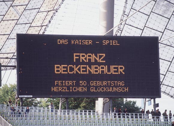 ARCHIVFOTO: Vor 50 Jahren, am 26. Mai 1972, wird das Muenchener Olympiastadion eroeffnet, 04SN_BECKEN100995SP.jpg Spiel zum 50. Geburtstag von Franz BECKENBAUER: die Anzeigentafel im Muenchener Olympiastadion zeigt Glueckwuensche an, 10.09.1995. Â *** ARCHIVE PHOTO 50 years ago, on 26 May 1972, the Munich Olympic Stadium is opened, 04SN BECKEN100995SP jpg Match for the 50th birthday of Franz BECKENBAUER the scoreboard in the Munich Olympic Stadium displays congratulations, 10 09 1995 Â
