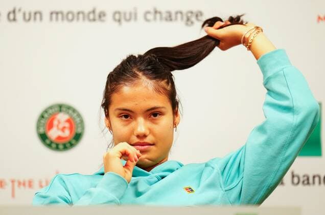 Sport Bilder des Tages Mandatory Credit: Photo by Javier Garcia Shutterstock (12942467an) Emma Raducanu during a press conference, PK, Pressekonferenz at Roland Garros French Open Tennis, Friday Previews, Roland Garros, Paris, France - 20 May 2022 French Open Tennis, Friday Previews, Roland Garros, Paris, France - 20 May 2022 Copyright: xJavierxGarcia Shutterstockx 12942467an