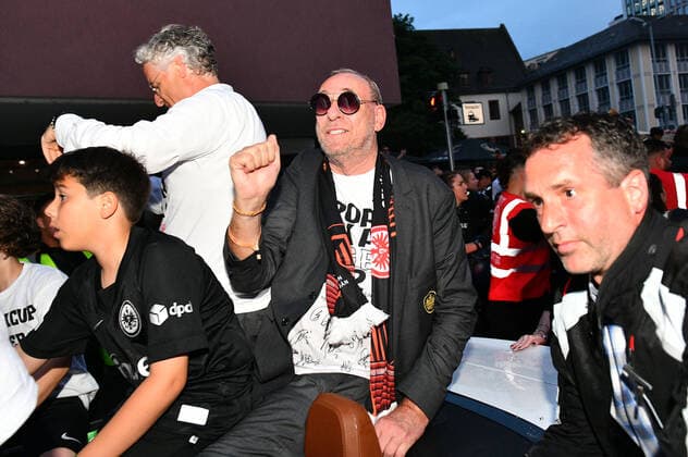 19 05 2022, xfux, football UEFA Europa League, Eintracht Frankfurt reception at Römer emspor, v l President Peter Fischer Eintracht Frankfurt DFL DFB REGULATES PROHIBIT ANY USE OF PHOTOGRAPHS as IMAGE SEQUENCES and or QUASI VIDEO Frankfurt am Main