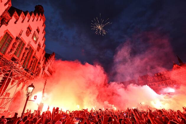 19 05 2022, xfux, football UEFA Europa League, Eintracht Frankfurt reception at Römer emspor, v l The players celebrate with the fans on the balcony, fireworks, Bengalos mood party DFL DFB REGULATIONS PROHIBIT ANY USE OF PHOTOGRAPHS AS IMAGE SEQUENCES AND OR QUASI VIDEO Frankfurt am Main
