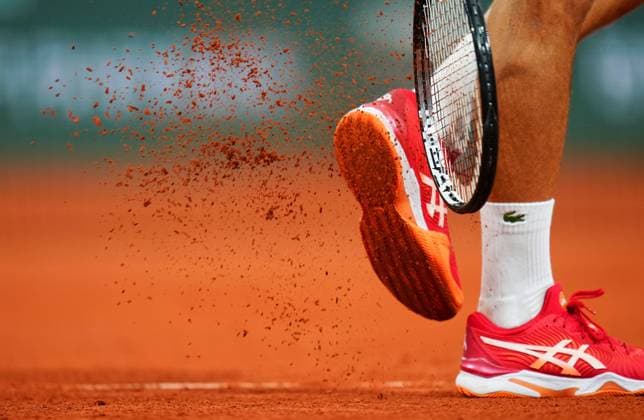 Sport Bilder des Tages Mandatory Credit: Photo by Javier Garcia Shutterstock (12942467bf) Clay from the Asics tennis shoes of Novak Djokovic French Open Tennis, Friday Previews, Roland Garros, Paris, France - 20 May 2022 French Open Tennis, Friday Previews, Roland Garros, Paris, France - 20 May 2022  Copyright: xJavierxGarcia Shutterstockx 12942467bf