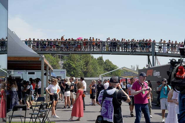 20 05 2022, Circuit de Catalunya, Barcelona, F1 Pirelli Grand Prix of Spain 2022 , in the picture A school class on the overbridge above the paddock Photo EU Images Barcelona Circuit de Catalunya Catalunya Spain  eu-images-506