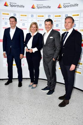 Christian Seifert, Nancy Faeser, Thomas Berlemann and Thorsten Langheim at the presentation of the 2022 Golden Sports Pyramid at Deutsche Telekom AGs Berlin Representative Office, 20 05 2022 Foto:xN.xKubelkax xFuturexImage