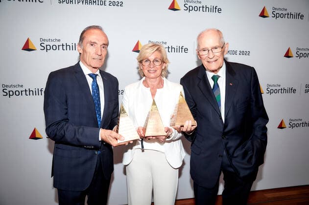 Award winners inside Silvia Neid, Eberhard Gienger and Hans Wilhelm Gäb at the presentation of the Golden Sports Pyramid in the Telekom Capital Representative Office in Berlin Copyright Eventpress Golejewski 20 05 2022 Copyright: xEventpressxGolejewskix