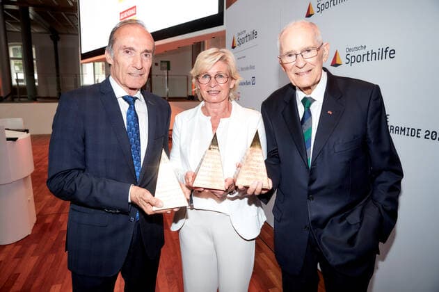 Award winners inside Silvia Neid, Eberhard Gienger and Hans Wilhelm Gäb at the presentation of the Golden Sports Pyramid in the Telekom Capital Representative Office in Berlin Copyright Eventpress Golejewski 20 05 2022 Copyright: xEventpressxGolejewskix