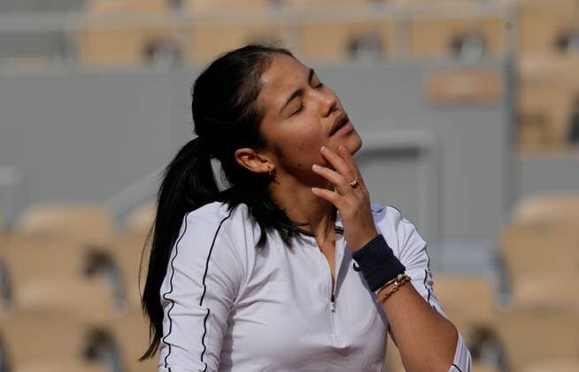 Mandatory Credit: Photo by Dave Shopland Shutterstock (12943995q) Great Britain s Emma Raducanu practice session on main court French Open Tennis, Saturday Previews, Roland Garros, Paris, France - 21 May 2022 French Open Tennis, Saturday Previews, Roland Garros, Paris, France - 21 May 2022  Copyright: xDavexShopland Shutterstockx 12943995q