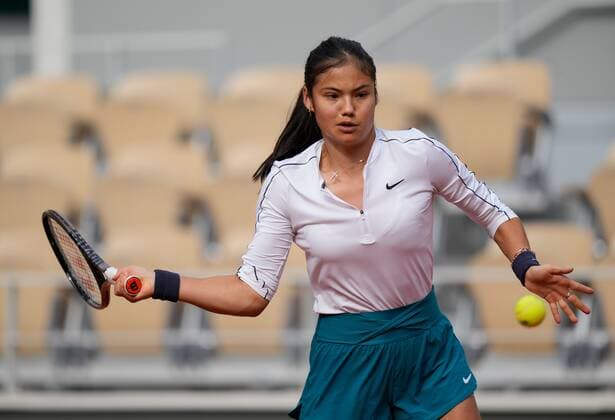 Mandatory Credit: Photo by Dave Shopland Shutterstock (12943995ad) Great Britain s Emma Raducanu practice session on main court French Open Tennis, Saturday Previews, Roland Garros, Paris, France - 21 May 2022 French Open Tennis, Saturday Previews, Roland Garros, Paris, France - 21 May 2022  Copyright: xDavexShopland Shutterstockx 12943995ad