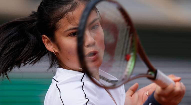 Mandatory Credit: Photo by Dave Shopland Shutterstock (12943995y) Great Britain s Emma Raducanu practice session on main court French Open Tennis, Saturday Previews, Roland Garros, Paris, France - 21 May 2022 French Open Tennis, Saturday Previews, Roland Garros, Paris, France - 21 May 2022  Copyright: xDavexShopland Shutterstockx 12943995y
