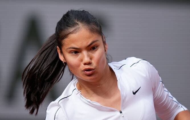 Mandatory Credit: Photo by Dave Shopland Shutterstock (12943995u) Great Britain s Emma Raducanu practice session on main court French Open Tennis, Saturday Previews, Roland Garros, Paris, France - 21 May 2022 French Open Tennis, Saturday Previews, Roland Garros, Paris, France - 21 May 2022  Copyright: xDavexShopland Shutterstockx 12943995u