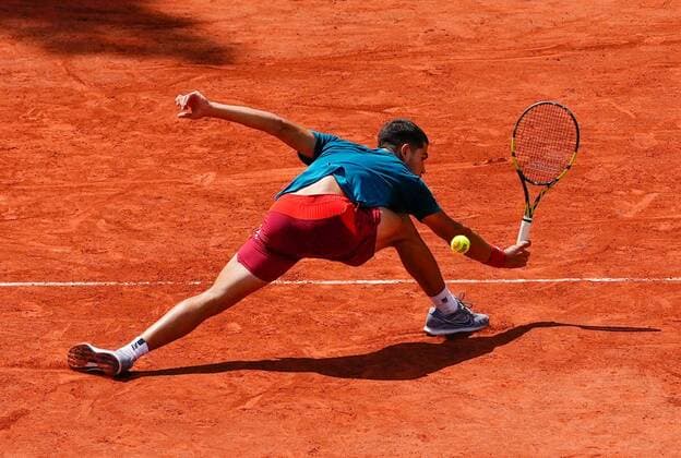 Mandatory Credit: Photo by Dave Shopland Shutterstock (12943995dq) Spain s Carlos Alcaraz practice session French Open Tennis, Saturday Previews, Roland Garros, Paris, France - 21 May 2022 French Open Tennis, Saturday Previews, Roland Garros, Paris, France - 21 May 2022  Copyright: xDavexShopland Shutterstockx 12943995dq