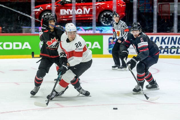 21 05 2022, Helsinki, Helsinki Ice Hall, 2022 IIHF Ice Hockey World Championship Canada Switzerland, 28 Timo Meier Switzerland against 6 Travis Sanheim Canada Helsinki Helsinki Ice Hall Uusimaa Finland  Copyright: xJustPictures.ch AndreaxBrancax