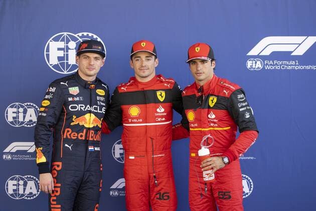 BARCELONA Max Verstappen of Red Bull Racing along with Ferrari drivers Charles Leclerc M and Carlos Sainz R after qualifying ahead of the F1 Grand Prix of Spain at Circuit de Barcelona Catalunya on May 21, 2022 in Barcelona, Spain REMKO DE WAAL F1 Grand Prix of Spain, Qualifying 2022 xVIxANPxSportx xxANPxIVx 448970385 originalFilename: 448970385.jpg