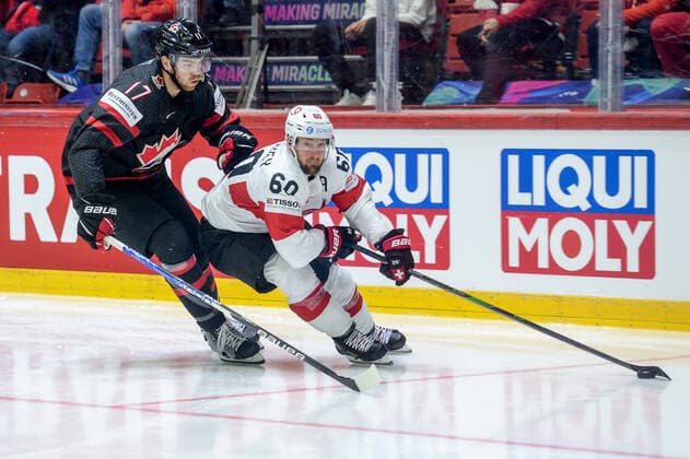 21 05 2022, Helsinki, Helsinki Ice Hall, 2022 IIHF Ice Hockey World Championship Canada Switzerland, 60 Tristan Scherwey Switzerland against 17 Adam Lowry Canada Helsinki Helsinki Ice Hall Uusimaa Finland  Copyright: xJustPictures.ch AndreaxBrancax