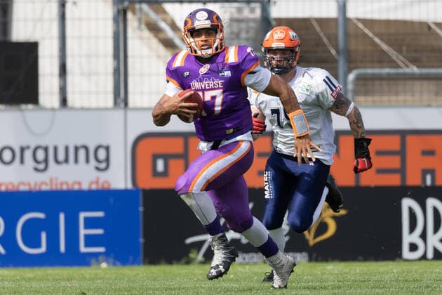 Sport Themen der Woche KW20 Frankfurt Universe - Ravensburg Razorbacks, GFL Frankfurts neuer Quaterback Theodore Landers wird von Fritz Rupp (Ravensburg, 75) verfolgt. GFL-Spiel zwischen Frankfurt Universe und den Ravensburg Razorbacks am 21. Mai 2022 in der PSD Bank Arena in Frankfurt am Main., Frankfurt am Main Hessen Deutschland PSD Bank Arena *** Frankfurt Universe Ravensburg Razorbacks, GFL Frankfurts new quarterback Theodore Landers is followed by Fritz Rupp Ravensburg, 75 GFL game between Frankfurt Universe and the Ravensburg Razorbacks on May 21, 2022 at PSD Bank Arena in Frankfurt am Main , Frankfurt am Main Hesse Germany PSD Bank Arena