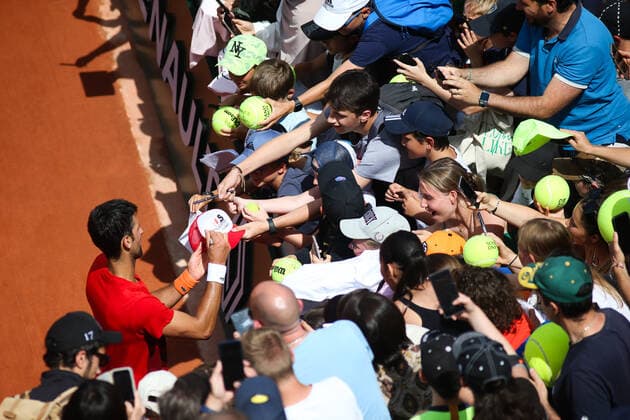 2022 French Open - Previews Novak Djokovic signing autographs for his fans during Roland Garros Kids Day, one day before the mais draw finals, on May 21, 2022 in Paris, France. Paris France  Copyright: xIbrahimxEzzatx originalFilename:ezzat-notitle220521_npEm3.jpg
