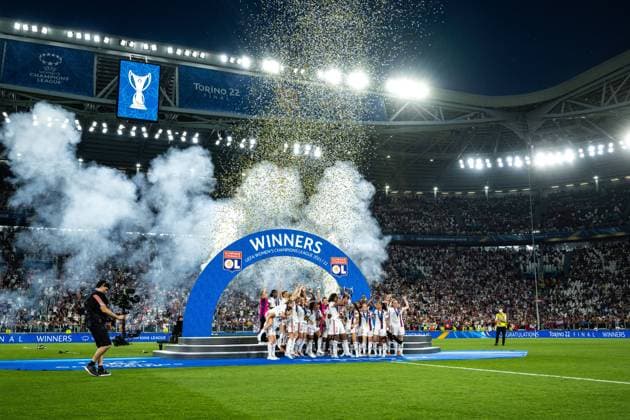 220521 Players of Lyon celebrates winning the UEFA Womens Champions League final match between Barcelona and Lyon on May 21, 2022 in Turin Photo Vegard Grott BILDBYRAN kod VG VG0273 bbeng champions league finale finale final mesterligaen dam football fotball fotboll soccer fcb barcelona lyon olympique lyonnais torino Cheers,  Copyright: VEGARDxGRoTT BB220521VG105