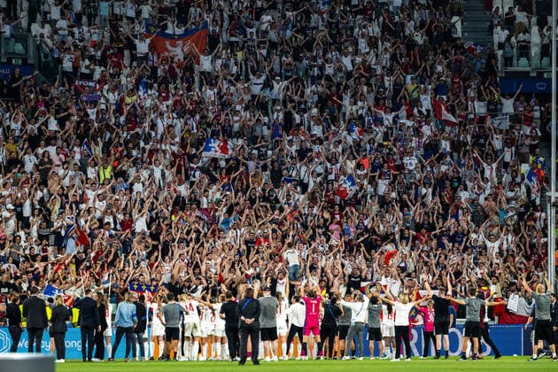 220521 Players and fans of Lyon celebrates winning the UEFA Womens Champions League final match between Barcelona and Lyon on May 21, 2022 in Turin Photo Vegard Grott BILDBYRAN kod VG VG0273 bbeng champions league finale final mesterligaen dam football fotball fotboll soccer fcb barcelona lyon olympique lyonnais torino Jubel,  Copyright: VEGARDxGRoTT BB220521VG109