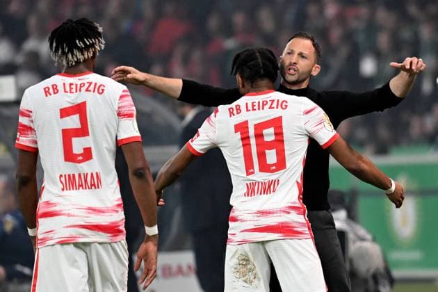 Berlin, Olympiastadion, 21 05 22, GER, Herren, DFB Pokalfinale 2022, Saison 2021 2022, SC Freiburg RB Leipzig Bild Christopher Nkunku Leipzig cheers with coach Domenico Tedesco Leipzig after his goal to 1 1 Only for journalistic purposes Only for editorial use According to the DFL Deutsche Fußball Liga regulations it is prohibited, DFL regulations prohibit any use of photographs as image sequences and or quasi video Berlin Germany