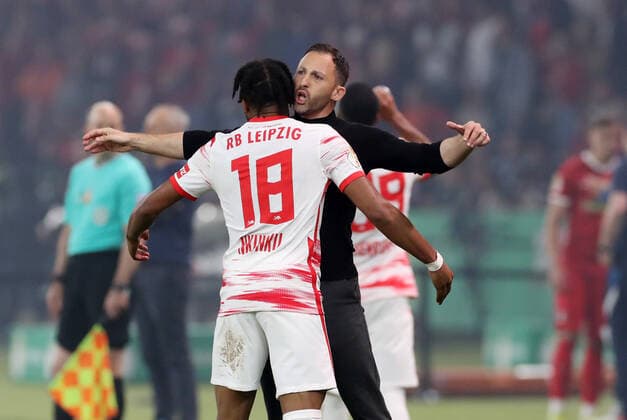 Cup Final Freiburg RB Leipzig 21 05 2022 Berlin, 21 05 2022, Olympiastadion, Football, DFB Cup Final , SC Freiburg vs RB Leipzig , Goal for Leipzig to 1 1 In the picture scorer Christopher Nkunku 18, RB Leipzig and coach Domenico Tedesco RB Leipzig , goal celebration , DFB regulations prohibit any use of photographs as image sequences and or quasi video ,