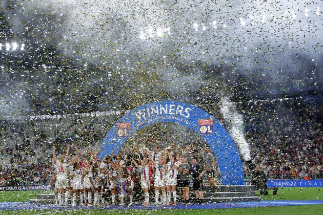 Lyon players celebrate with the trophy at the end of the Women’s Champions League Final football match between Barcelona vs Lyon at Juventus stadium in Torino (Italy), May 21st, 2022. Photo Cesare Purini Insidefoto cesarexpurini