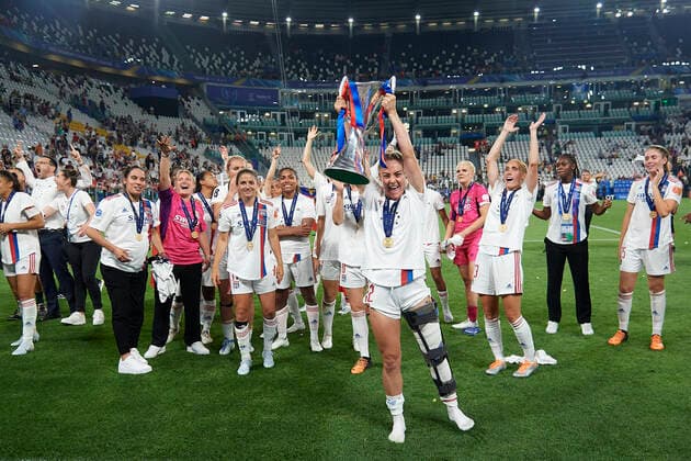 FC Barcelona, Barca v Olympique Lyonnais - UEFA Women s Champions League Final 2021 22 Ellie Carpenter of Olympique Lyonnais lifts the trophy after winning with her team the UEFA Women s Champions League final match between FC Barcelona and Olympique Lyonnais at Juventus Stadium on May 21, 2022 in Turin, Italy. Turin Italy  Copyright: xJosexBretonx originalFilename:breton-fcbarcel220521_npuKQ.jpg