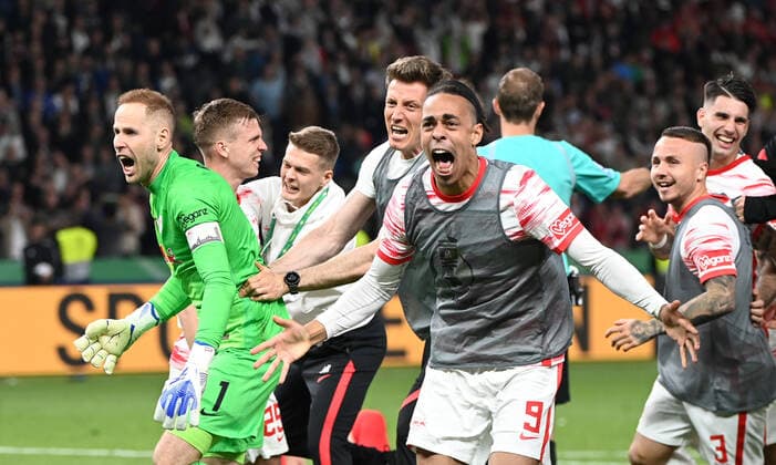Fussball, Herren, Saison 2021 2022, 79. Finale um den DFB-Pokal in Berlin, SC Freiburg - RB Leipzig, v. l. Torhüter Peter Gulacsi (RB Leipzig), Yussuf Poulsen (RB Leipzig), Angelino (RB Leipzig), Jubel nach Abpfiff, 21.05. 2022, *** Football, men, season 2021 2022, 79 final for the DFB Cup in Berlin, SC Freiburg RB Leipzig, f l goalkeeper Peter Gulacsi RB Leipzig , Yussuf Poulsen RB Leipzig , Angelino RB Leipzig , cheering after the final whistle, 21 05 2022, Copyright: xMatthiasxKochx
