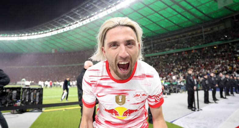 Pokalfinale Freiburg RB Leipzig 21 05 2022 Berlin, 21 05 2022, Olympiastadion, Football, DFB Pokalfinale , SC Freiburg vs RB Leipzig 3 5 n E 1 0, 1 1, 1 1 , RB Leipzig, DFB Pokalsieger 2022 Im Bild Kevin Kampl 44, RB Leipzig , DFB regulations prohibit any use of photographs as image sequences and or quasi video ,