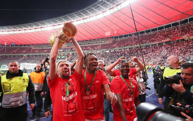 Pokalfinale Freiburg RB Leipzig 21 05 2022 Berlin, 21 05 2022, Olympiastadion, Football, DFB Pokalfinale , SC Freiburg vs RB Leipzig 3 5 n E 1 0, 1 1, 1 1 , RB Leipzig, DFB Pokalsieger 2022 Im Bild v l Kevin Kampl 44, RB Leipzig , Mohamed Simakan 2, RB Leipzig und Amadou Haidara 8, RB Leipzig , DFB regulations prohibit any use of photographs as image sequences and or quasi video ,