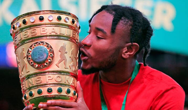 Sport Themen der Woche KW20 Sport Bilder des Tages 21.05.2022, xfrx, Fussball DFB Pokal Finale 2022, SC Freiburg - RB Leipzig emspor, v.l. Jubel Freude über den Sieg des DFB Pokals Christopher Nkunku (RB Leipzig) mit dem Pokal (DFL DFB REGULATIONS PROHIBIT ANY USE OF PHOTOGRAPHS as IMAGE SEQUENCES and or QUASI-VIDEO) Berlin *** 21 05 2022, xfrx, football DFB Pokal final 2022, SC Freiburg RB Leipzig emspor, v l jubilation joy of winning the DFB Pokal Christopher Nkunku RB Leipzig with the cup DFL DFB REGULATIONS PROHIBIT ANY USE OF PHOTOGRAPHS as IMAGE SEQUENCES and or QUASI VIDEO Berlin