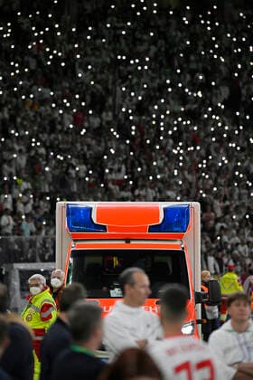 medical emergency before the award ceremony, a man who collapsed is treated by paramedics rescue vehicle comes into the stadium, spectators fans action with flashlight of cell phones smartphone candlelight 79 DFB Pokalfinale SC Freiburg SCF vs RB Leipzig RBL Olympiastadion Berlin 21 05 2022 DFL REGULATIONS PROHIBIT ANY USE OF PHOTOGRAPHS AS IMAGE SEQUENCES AND OR QUASI VIDEO 79 DFB Pokalfinale SC Freiburg SCF vs RB Leipzig RBL