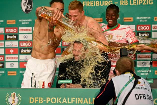 Bilder des Jahres 2022, Sport 05 Mai Sport Themen der Woche KW20 Sport Bilder des Tages Bierdusche fuer Trainer Coach Domenico Tedesco RasenBallsport Leipzig RBL waehrend der Pressekonferenz PK unter Fuehrung von Yussuf Poulsen (09) RasenBallsport Leipzig RBL 79. DFB Pokalfinale SC Freiburg SCF vs RB Leipzig RBL Olympiastadion Berlin 21.05.2022 DFL REGULATIONS PROHIBIT ANY USE OF PHOTOGRAPHS AS IMAGE SEQUENCES AND OR QUASI-VIDEO 79. DFB Pokalfinale SC Freiburg SCF vs RB Leipzig RBL *** Beer shower for coach coach Domenico Tedesco RasenBallsport Leipzig RBL during the press conference PK led by Yussuf Poulsen 09 RasenBallsport Leipzig RBL 79 DFB Cup Final SC Freiburg SCF vs RB Leipzig RBL Olympiastadion Berlin 21 05 2022 DFL REGULATIONS PROHIBIT ANY USE OF PHOTOGRAPHS AS IMAGE SEQUENCES AND OR QUASI VIDEO 79 DFB Cup Final SC Freiburg SCF vs RB Leipzig RBL
