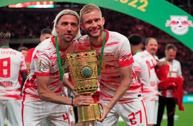21 05 2022, xfrx, football DFB Pokal final 2022, SC Freiburg RB Leipzig emspor, v l jubilation joy of winning the DFB Pokal Kevin Kampl RB Leipzig Konrad Laimer RB Leipzig zautz DFL DFB REGULATIONS PROHIBIT ANY USE OF PHOTOGRAPHS as IMAGE SEQUENCES and or QUASI VIDEO Berlin